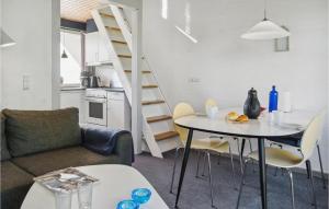 een woonkamer met een bank en een tafel bij 2 Bedroom Awesome Apartment In Vggerlse in Bøtø By