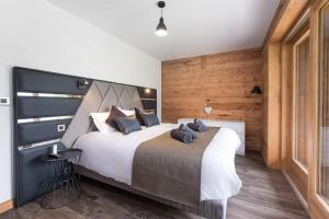 Postel nebo postele na pokoji v ubytování Chalet Familial Le Whymper 5 étoiles SPA Sauna Chatel