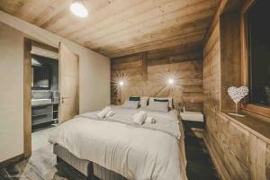 Postel nebo postele na pokoji v ubytování Chalet Familial Le Whymper 5 étoiles SPA Sauna Chatel