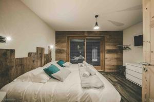 Postel nebo postele na pokoji v ubytování Chalet Familial Le Whymper 5 étoiles SPA Sauna Chatel