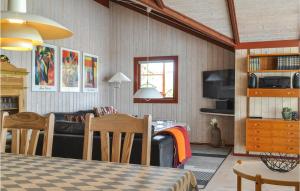BjerregårdにあるStunning Home In Hvide Sande With Saunaのリビングルーム(ソファ、テーブル付)