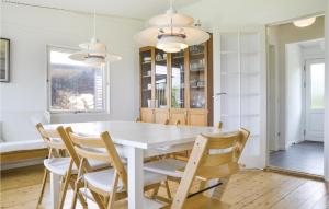 uma sala de jantar com uma mesa branca e cadeiras em Amazing Home In lsted With 1 Bedrooms em Ølsted