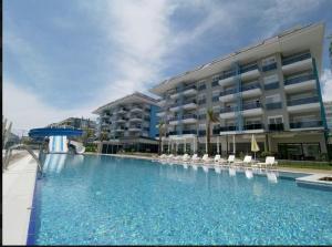 uma grande piscina em frente a um edifício em Calypso Residence in Kestel Alanya E5 em Alanya