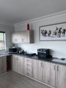 uma cozinha com armários de madeira e uma bancada em 14 on Braemar em Durban