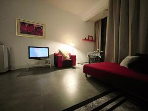 TV a/nebo společenská místnost v ubytování Immense Studio EmpireDamansara/WiFi/Netflix