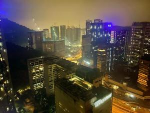 widok na miasto w nocy z budynkami w obiekcie Immense Studio EmpireDamansara/WiFi/Netflix w mieście Petaling Jaya