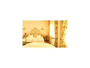 a bedroom with a bed and a window at Seibel's Park Hotel in Munich