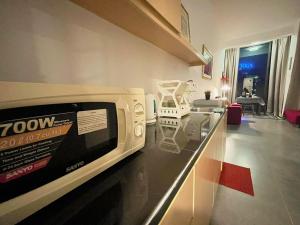 kuchenka mikrofalowa na ladzie w kuchni w obiekcie Immense Studio EmpireDamansara/WiFi/Netflix w mieście Petaling Jaya