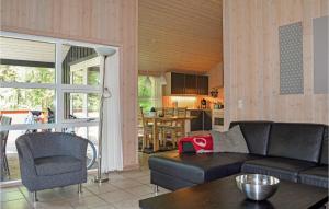 uma sala de estar com um sofá e uma mesa em Awesome Home In lbk With Sauna em Ålbæk