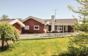 オテルプにあるAmazing Home In Otterup With 3 Bedrooms, Sauna And Wifiの庭に広い木製デッキがある家