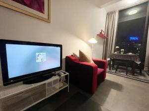 TV a/nebo společenská místnost v ubytování Immense Studio EmpireDamansara/WiFi/Netflix