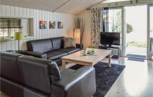 uma sala de estar com um sofá e uma mesa em 3 Bedroom Beautiful Home In Jgerspris em Jægerspris