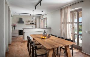 eine Küche und ein Esszimmer mit einem Holztisch und Stühlen in der Unterkunft Villa Megi in Sveti Lovreč Pazenatički