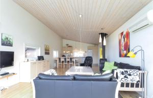 VestervigにあるAwesome Home In Vestervig With 3 Bedrooms And Wifiのリビングルーム(ソファ、テーブル付)
