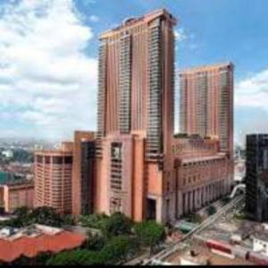 um grupo de edifícios altos em uma cidade em Bintang Sky Villa Suites Times Square KL em Kuala Lumpur