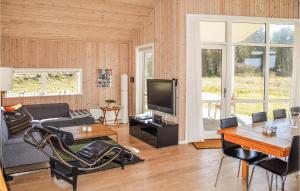 Fjand GårdeにあるBeautiful Home In Ulfborg With 4 Bedrooms And Wifiのリビングルーム(ソファ、テレビ付)