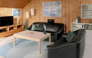 StrandbyにあるNice Home In Strandby With 3 Bedrooms, Sauna And Wifiのリビングルーム(革張りのソファ、テーブル付)