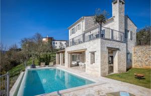 une maison avec une piscine en face de celle-ci dans l'établissement Villa San Bartolo, à Motovun