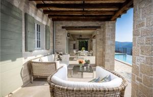 une terrasse avec des chaises en osier et une table. dans l'établissement Villa San Bartolo, à Motovun
