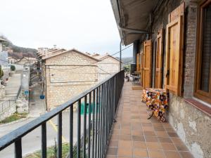 - Balcón con banco y sombrilla en Sereno rincón de montaña, en Sant Corneli de Cercs 