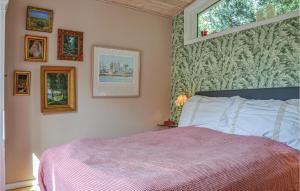 ホーンバックにあるAwesome Home In Hornbk With 3 Bedrooms And Wifiのベッドルーム1室(ベッド1台付)が備わります。壁には絵画が飾られています。