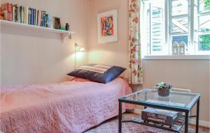 מיטה או מיטות בחדר ב-3 Bedroom Stunning Home In Hornbk