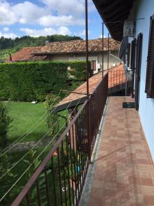 a balcony with a fence and a yard at Residence delle Rose in Barolo