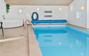 een badkamer met een zwembad, een bad en een wastafel bij Nice Home In Thisted With Indoor Swimming Pool in Klitmøller