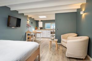1 dormitorio con 1 cama y sala de estar en Studio Luxe 31 Zandvoort met gratis parkeerplaats en Zandvoort