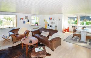 - un salon avec deux canapés en cuir et une table dans l'établissement 2 Bedroom Pet Friendly Home In Hornslet, à Hornslet