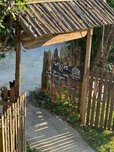 een houten hek met een welkom op het nieuwe Engelse bord bij La Beauté Bắc Hà in Bắc Hà