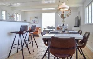 comedor con mesa y sillas en Amazing Home In Vejby With House Sea View, en Vejby