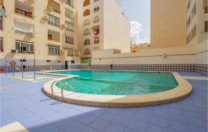 トレビエハにあるStunning Apartment In Torrevieja With 2 Bedrooms, Wifi And Outdoor Swimming Poolの建物中央のスイミングプール