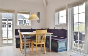 蘇納維的住宿－Klitten，一间带桌椅和窗户的用餐室