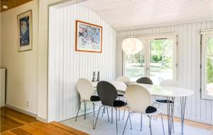 comedor con mesa blanca y sillas en Nice Home In Borup With Wifi en Borup