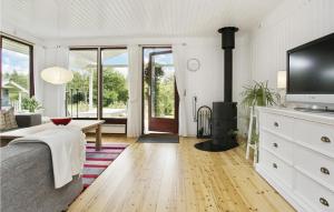 Dronningmølleにある4 Bedroom Beautiful Home In Dronningmlleのリビングルーム(薄型テレビ、ソファ付)