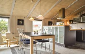 BjerregårdにあるStunning Home In Hvide Sande With Kitchenのキッチン、ダイニングルーム(テーブル、椅子付)