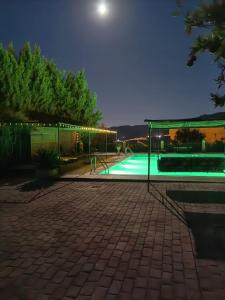 una piscina por la noche con la luna en el cielo en La Cañota King Rooms Adults Only, en Talara