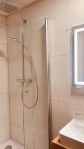 y baño con ducha y puerta de cristal. en Hotel Forsthaus, en Volkesfeld