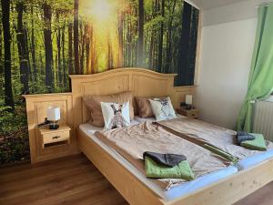 una camera da letto con un letto e un dipinto sul muro di Hotel Forsthaus a Volkesfeld