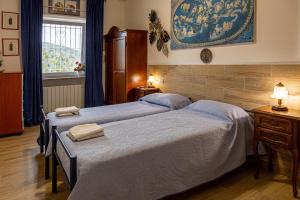 ein Schlafzimmer mit 2 Betten und Handtüchern darauf in der Unterkunft casetta della fontana in Serra Rocco