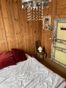 ein Schlafzimmer mit einem Bett und einer Holzwand in der Unterkunft Maison de famille sur l'île de Groix in Groix