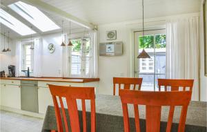 ジルレジェにあるBeautiful Home In Gilleleje With 2 Bedrooms And Wifiのキッチン(テーブル、椅子付)、窓
