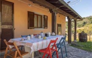 een tafel met stoelen en een tafelkleed bij Beautiful Home In Pieve San Lorenzo With Wifi in Pugliano