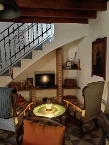 La Cañota Suite King Rooms Adults Only في Talara: غرفة معيشة مع طاولة وكراسي ودرج