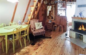 ein Esszimmer mit einem Tisch und einem Kamin in der Unterkunft Lovely Home In Mragowo With Kitchenette in Kosewo