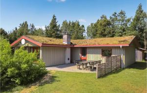 Lønne HedeにあるAmazing Home In Nrre Nebel With 3 Bedrooms, Sauna And Wifiの庭のピクニックテーブル付き家