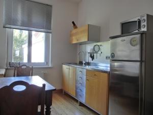 グラール・ミューリッツにあるStrandstraße 60 Ferienwohnung S13のキッチン(ステンレス製の冷蔵庫、テーブル付)