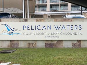 una señal para el complejo de golf de aguas pelíceas y el spa caloundra en Resort One Bedroom Apartment, en Pelican Waters