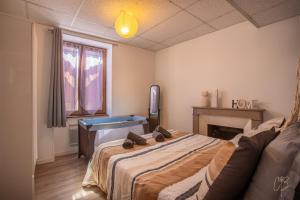 Un dormitorio con una cama con zapatos. en Le République-Gare-Centre ville, en Bourgoin